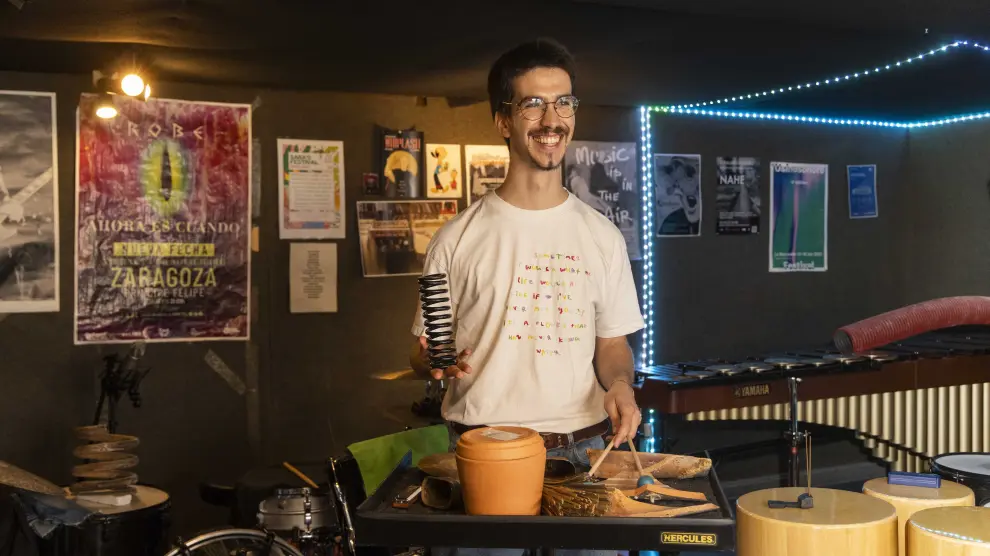 luis azcona en su estudio de grabacion en el barrio de tenerias